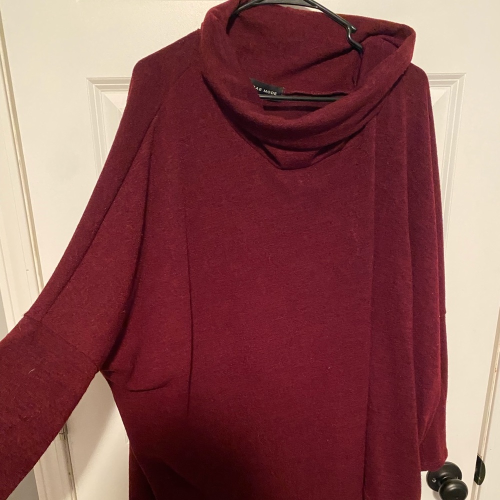 Long sleeve maroon cowl neck. Pet friendly house. Fits like a 2x or 3x.